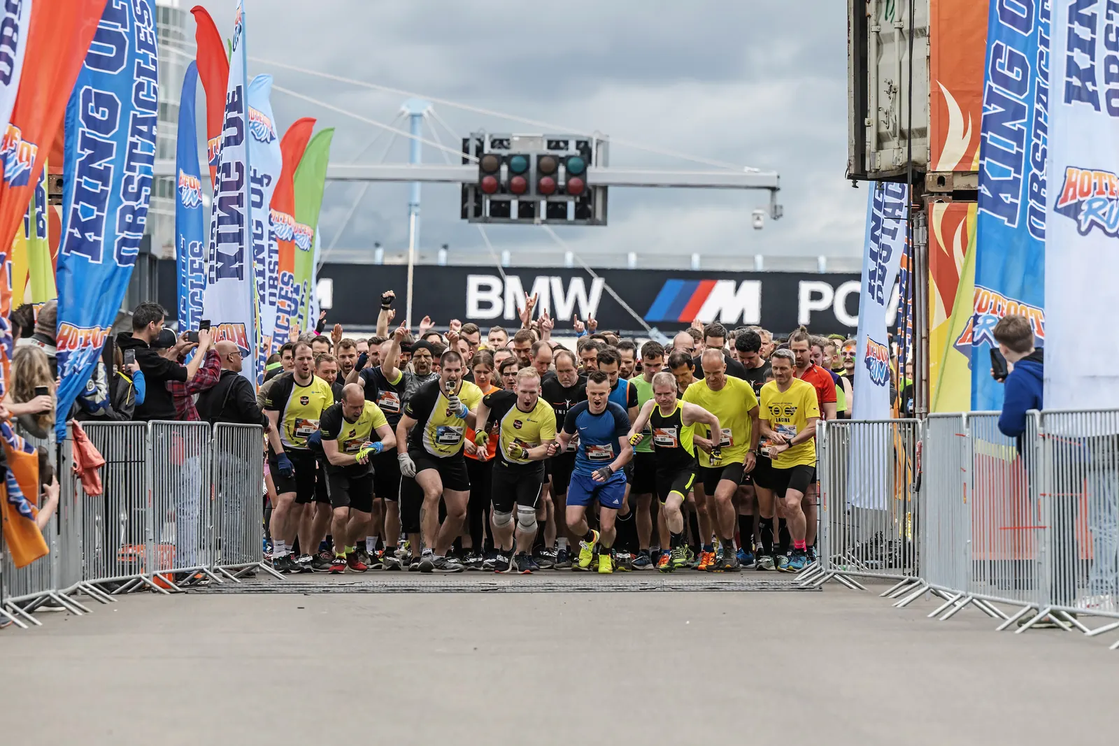 Teilnehmende starten gemeinsam beim Hotfoot Run