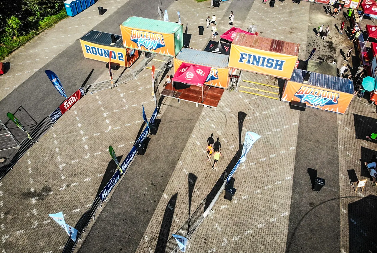 Aus der Luft sichtbarer Aufbau eines Hotfoot Run mit Start, Ziel, Absperrungen und Eventflächen