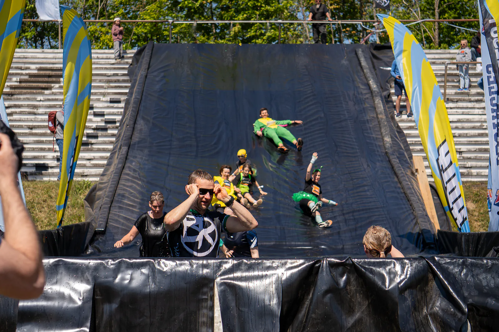 Familien und Teams auf einer großen Rutsche beim Hotfoot Run