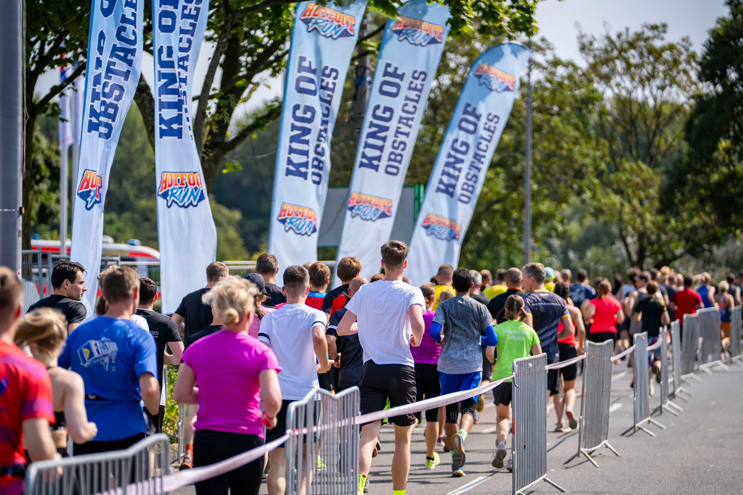 Hotfoot Run Teilnehmende zwischen markanten Eventfahnen