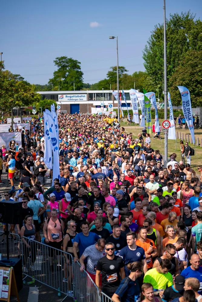 Große Hotfoot Run Startgruppe mit sichtbarer Veranstaltungspräsenz