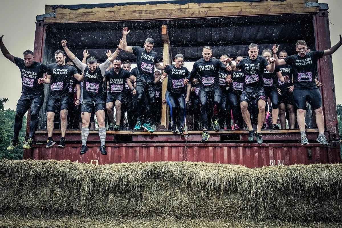 Großes Team überwindet gemeinsam ein Hindernis