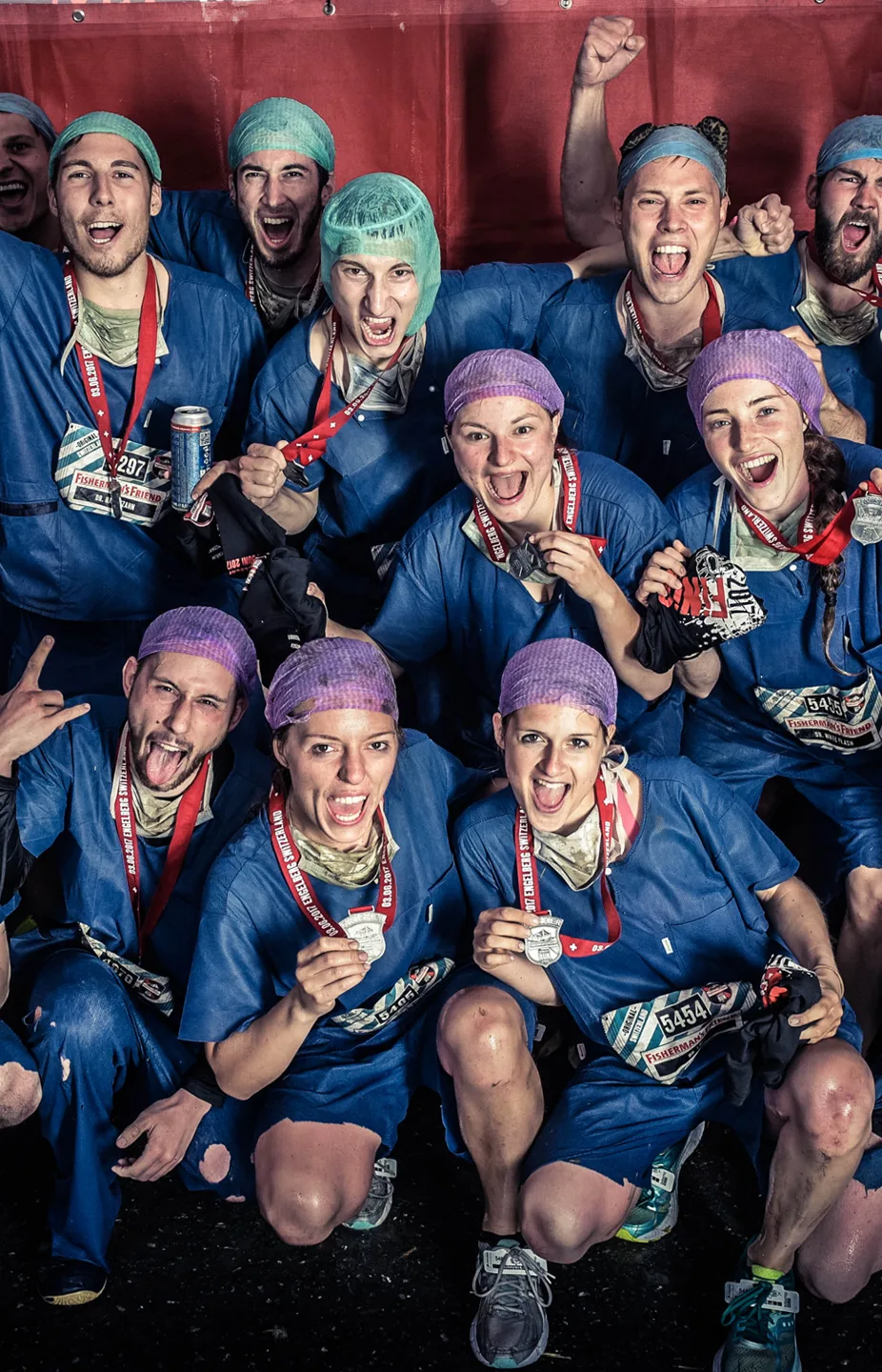 Team mit Medaillen nach dem gemeinsamen Zieleinlauf
