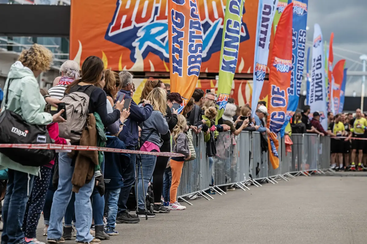Zuschauer feuern Läufer beim Hotfoot Run an