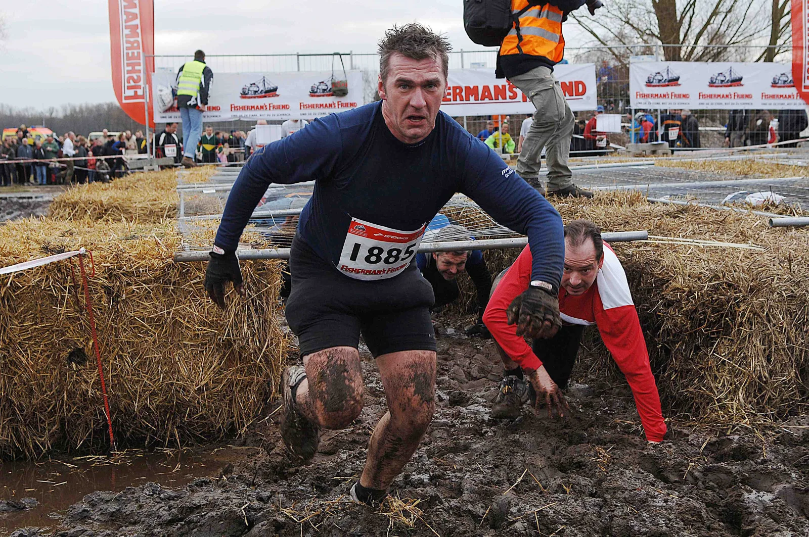 Teilnehmer durchquert ein schlammiges Hindernis beim Lauf in Münster 2007
