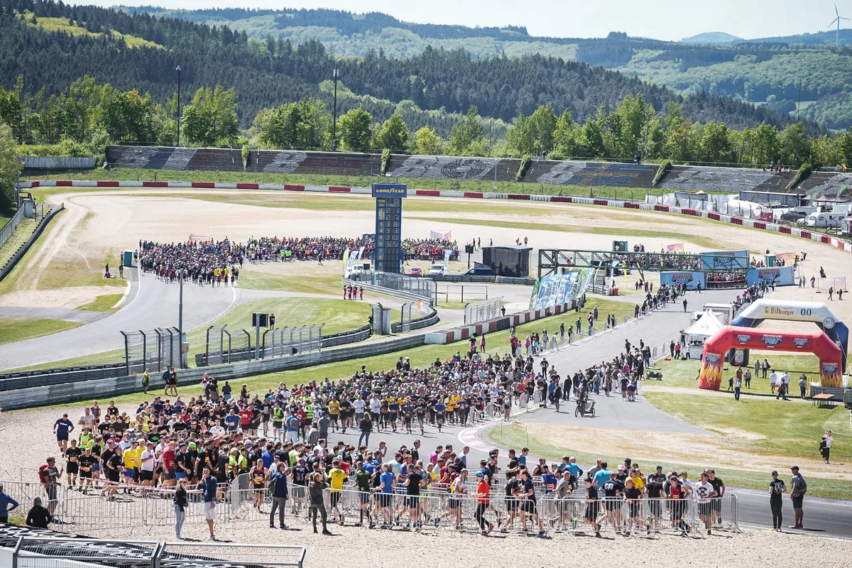 Historisches Veranstaltungsfoto des Hindernislaufs am Nürburgring 2025